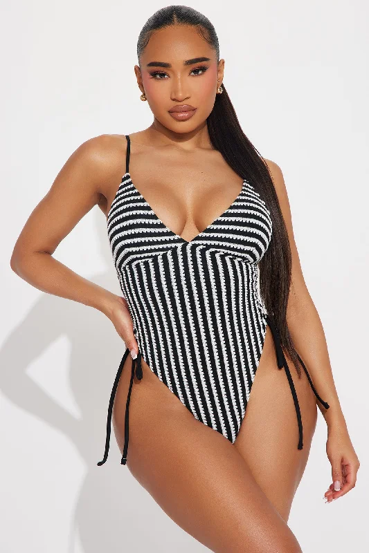 Summer Chic Textured 1 Piece Swimsuit - Black/White