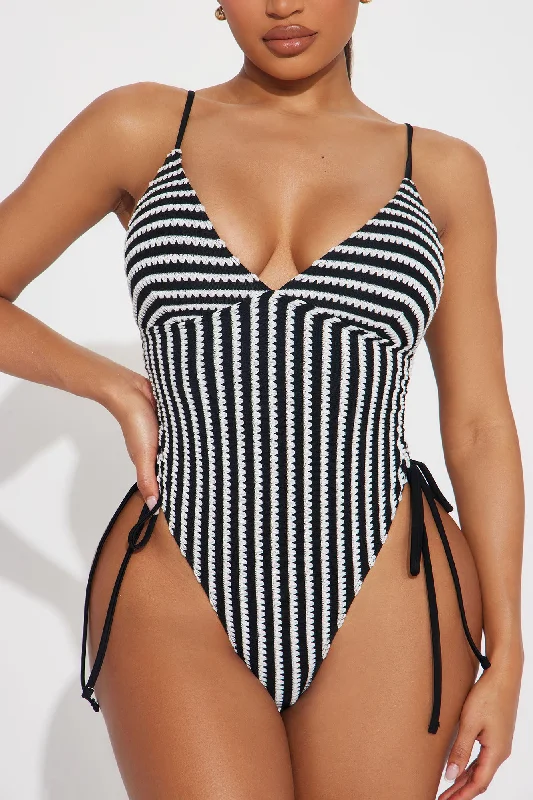 Summer Chic Textured 1 Piece Swimsuit - Black/White