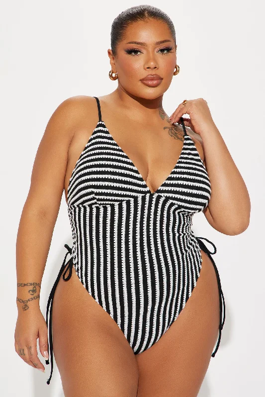 Summer Chic Textured 1 Piece Swimsuit - Black/White