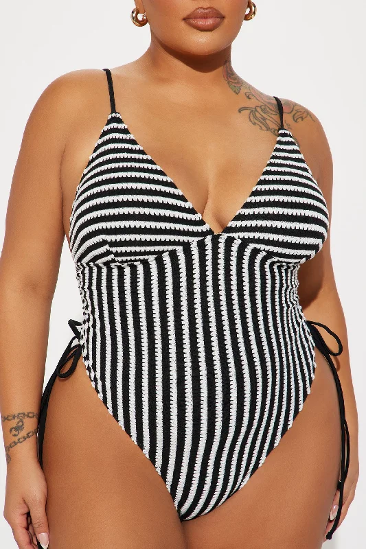 Summer Chic Textured 1 Piece Swimsuit - Black/White